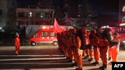 Anggota pemadam kebakaran bersiaga di Longnan, provinsi Gansu, China untuk dikerahkan ke Wenxian di provinsi Sichuan yang dilanda gempa (foto: AFP/Stringer)