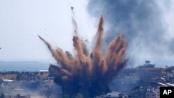 Dim se diže nakon izraelskih zračnih napada na zgradu u gradu Gazi. Palestinci sumorno obilježavaju kraj muslimanskog svetog mjeseca Ramazana, dok Hamas i Izrael razmijenjuju rakete i zračne napada.