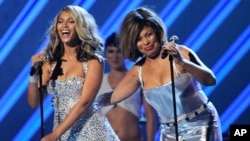 Beyonce dhe Tina Turner duke interpretuar në ceremonë e çmimeve Grammy, më 10 shkurt 2008 në Los Anxhelos.