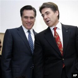 Mitt Romney (à g.) et Rick Perry ont dominé le débat