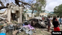Hali ilivyokuwa kwa raia na magari ambayo yaliharibiwa kabisa na mlipuko wa bomu uliotokea Wilaya ya Hodan, Mogadishu, 