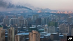 De la fumée s'élève des usines au-dessus du centre de Pyongyang, en Corée du Nord, le 9 décembre 2011.(AP)