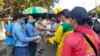 មន្ត្រីកម្ពុជាកំពុងចែកម៉ាស់ជូនដល់ពលរដ្ឋដែលធ្វើដំណើរឆ្លងកាត់ច្រកព្រំដែនអន្តរជាតិប៉ោយប៉ែត ក្នុងយុទ្ធនាការចែកម៉ាសចំនួន ១លាន ដើម្បីទប់ស្កាត់ការឆ្លងមេរោគកូរ៉ូណាវីរុសប្រភេទថ្មី កាលពីថ្ងៃទី២៧ ខែមករា ឆ្នាំ២០២០។