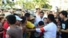 အရပ်ဝတ်လူအင်အားဖြင့် ဆန္ဒပြကျောင်းသားများအား ဝင်ရောက်အကြမ်းဖက်- သတင်းဓာတ်ပုံ- Credit to ရှစ့်ဆယ့်ရှစ်မျိုးဆက်