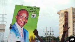 Une affiche de Cellou Dalein Diallo, lors d'un rassemblement politique dans la ville de Conakry, en Guinée, le 8 octobre 2015.