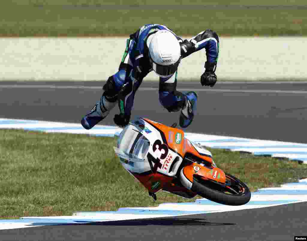 Pembalap Jerman Luca Grunwald yang mengendarai Kiefer Racing Moto3 pengendara mengalami kecelakaan dalam latihan menjelang Kejuaraan Balap Motor Grand Prix Australia, di Sirkuit Pulau Phillip. 