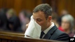 Oscar Pistorius assis au tribunal lors de son procès à Pretoria, Afrique du Sud, 17 octobre 2014. 