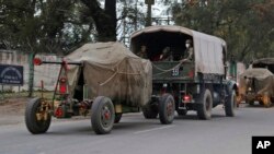 行驶在阿克诺奥尔公路上的印军炮兵车。(2019年2月27日)