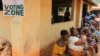 Des habitants attendent pour voter dans un bureau de vote dans l'État d'Anambra, Nigeria, le 6 février 2010.