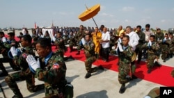 រូបឯកសារ៖ កាលពីថ្ងៃទី៧ ខែមេសា ឆ្នាំ២០១៥ ព្រះសង្ឃប្រោសព្រំទាហាន​កម្ពុជា ដែល​ចុះ​បេសកកម្ម​ឲ្យអង្គការ​សហប្រជាជាតិ នៅ​អាហ្វ្រិក។ នៅ​ថ្ងៃទី៩ ខែឧសភា ឆ្នាំ២០១៧ ទាហាន​កម្ពុជា​ម្នាក់​បាន​ស្លាប់ និង​ម្នាក់​ទៀត​រងរបួស​ដោយ​សារ​ការ​វាយប្រហារ​មួយ​នៅ​សាធារណរដ្ឋ​អាហ្វ្រិក​កណ្តាល។ (រូបថត AP)