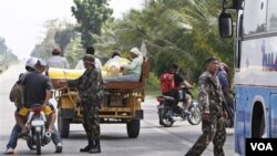 Tentara Filipina melakukan pemeriksaan kendaraan di Mindanao, Filipina selatan.