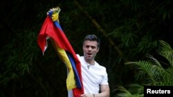 Pemimpin oposisi Venezuela, Leopoldo Lopez, yang telah dipindahkan ke tahanan rumah setelah mendekam tiga tahun di penjara, memberi hormat kepada para pendukungnya, di Caracas, Venezuela, 8 Juli 2017 (foto: REUTERS/Andres Martinez Casares)