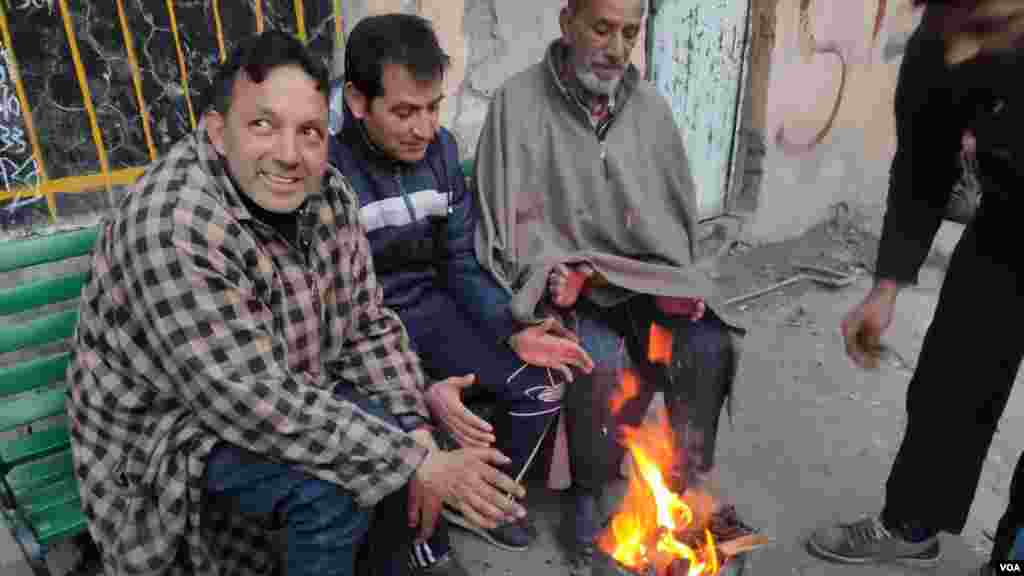 نقطہ انجماد سے کئی ڈگری نیچے ریکارڈ کیے گئے درجۂ حرارت میں سری نگر کے بہوری کدل علاقے میں چند آٹو رکشا ڈرائیورز سواریوں کے منتظر ہیں۔ انہیں سرد سختی سے خود کو بچانے کے لیے الاؤ روشن کرنے پڑتے ہیں۔ 