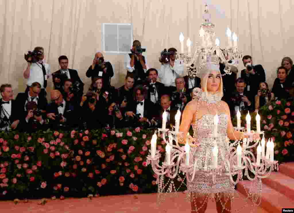តារាចម្រៀងKaty Perry ចូលរួមក្នុងពិធីជប់លៀងបើកការតាំងពិព័រណ៌«Camp: Notes on Fashion» នៃសារមន្ទីរសិល្បៈ កាលពីថ្ងៃទី០៦ ខែឧសភា ឆ្នាំ២០១៩ ក្នុងទីក្រុងញូវយ៉ក។ 