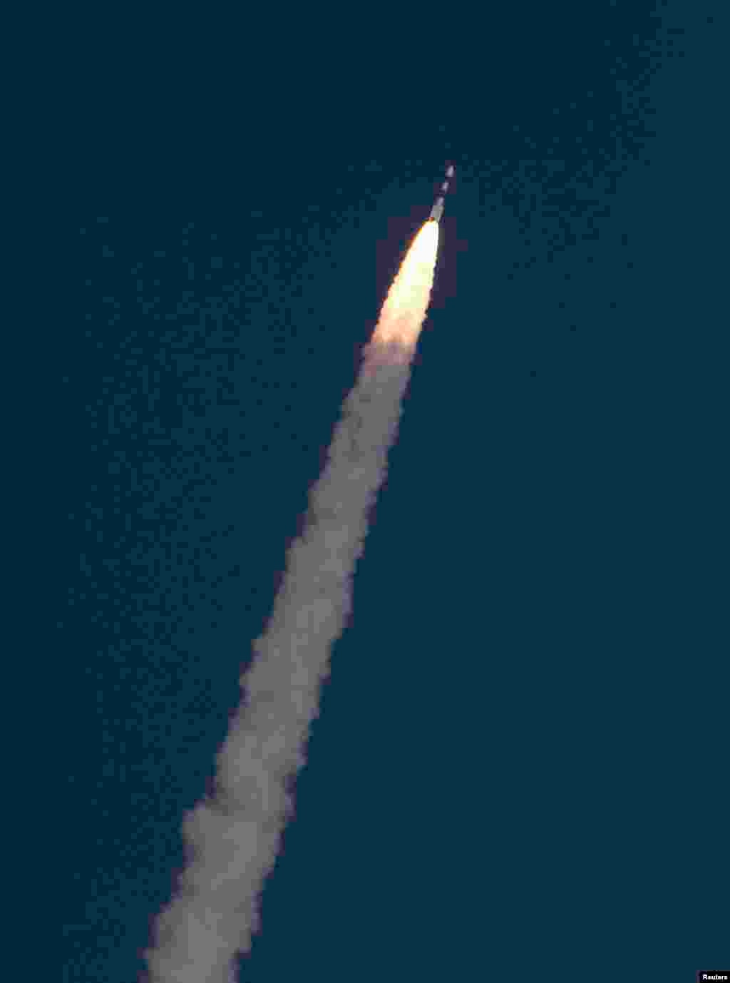 Roket peluncur satelit Polar milik India yang membawa pengorbit Mars terbang dari Sriharikota, India tenggara (5/11). 