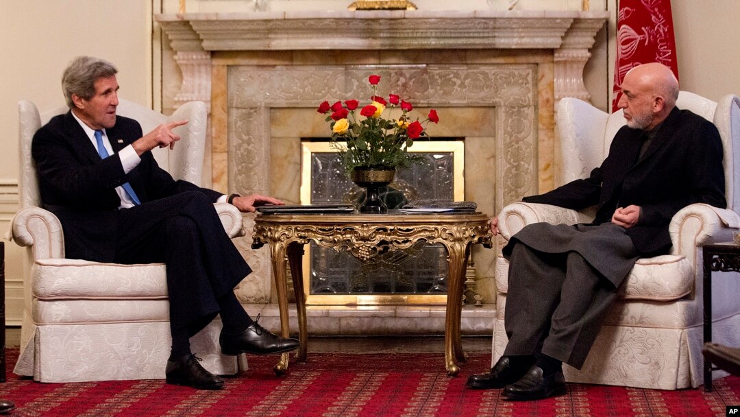 AQSh Davlat kotibi Jon Kerri (chapda) Afg'oniston prezidenti Hamid Karzay bilan, Kobul, 25-mart, 2013-yil.