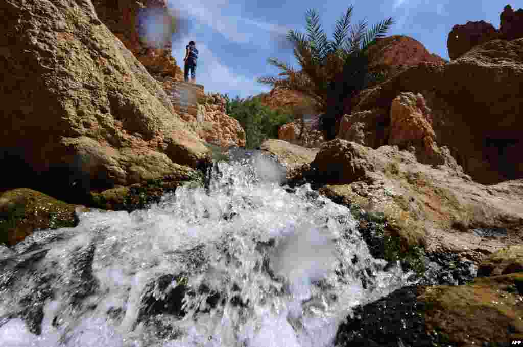 Sungai alami di pegunungan Chibika di daerah Djerid di wilayah baratdaya Tunisia, di barat provinsi Tozeur 