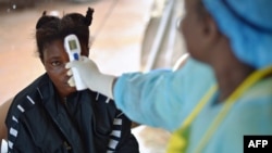 Seorang gadis yang diduga terinfeksi virus Ebola diperiksa suhunya di sebuah rumah sakit di Kenema, Guinea, 16 Agustus 2014. (Foto: AFP)
