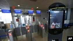 Alat pengenal wajah yang digunakan oleh Badan Bea Cukai dan Perlindungan Perbatasan AS siap memindai penumpang lainnya di gerbang keberangkatan maskapai United Airlines, Rabu, 17 Juli 2017, di Bandara George Bush, di Houston, Texas.