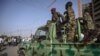
Des militaires soudanais dans une camionnette face aux manifestants rassemblés devant le siège de l'armée à Khartoum, la capitale, le 27 avril 2019.
