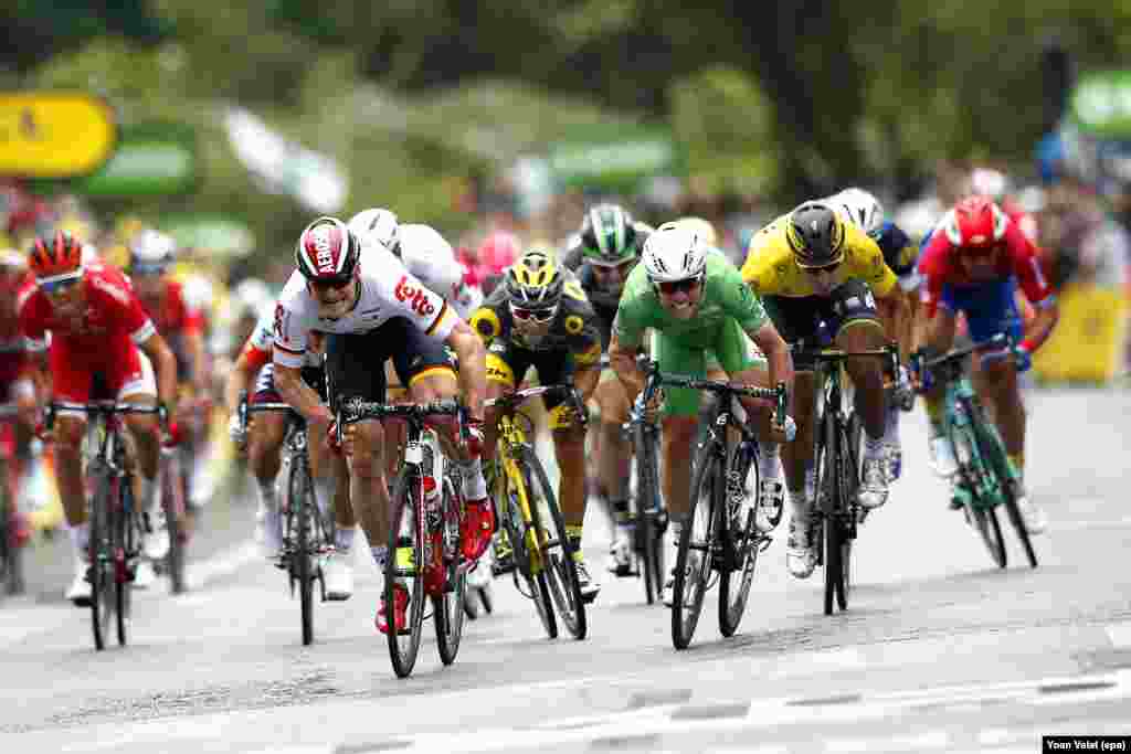 British rider Mark Cavendish (C-R) of Team Dimension Data sprints to win the 3rd stage during the 103rd edition of the Tour de France cycling race, over 223.5 kilometers between Granville and Angers, France, July 4, 2016.