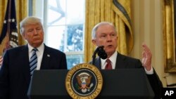  Donald Trump avec son nouvel Attorney General après la prestation de serment de Jeff Sessions à la Maison Blanche, Washington. (AP Photo/Pablo Martinez Monsivais)