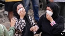 Žene ispred svog uništenog stana na mjestu izraelskog zračnog napada u Bejrutu, Liban, 11. oktobra 2024.