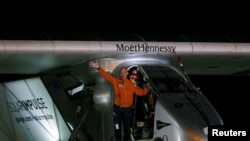 Bertrand Piccard, saluant la foule en Birmanie, peu avant son départ pour Chongqing, en Chine (Reuters)