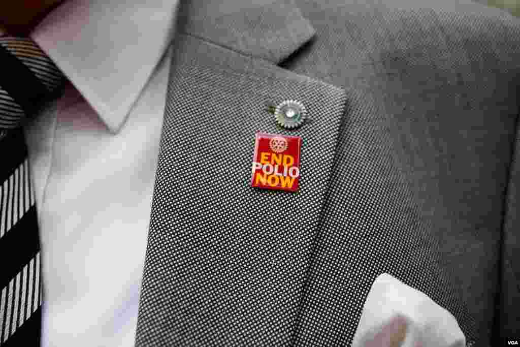 An employee of the Egyptian Health Ministry at a recent polio vaccination campaign event wears an "End Polio Now" pin, Cairo, Nov. 17, 2013. (Yuli Weeks for VOA)