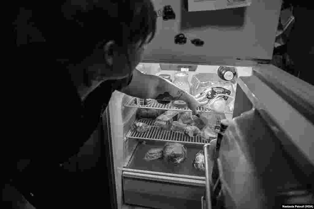 Une mère de famille, et ses deux enfants, garde une réserve d'eau potable dans leur frigo à Flint. (VOA / Nastasia Peteuil)