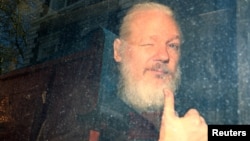ស្ថាបនិក​ WikiLeaks លោក Julian Assange បាន​មកដល់​តុលាការ Westminster Magistrates បន្ទាប់​ពី​លោក​ត្រូវ​បាន​គេ​ចាប់​ខ្លួន​ក្នុង​ទីក្រុង​ឡុងដ៍​កាលពី​ថ្ងៃទី១១ ខែមេសា ឆ្នាំ២០១៩។