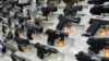 Senjata dijual di South Florida Gun Show di Dade County Fairgrounds di Miami. Senat AS pada Kamis (23/6) dengan mudah menyetujui sebuah RUU kekerasan senjata api bipartisan yang tampaknya tidak mungkin terjadi sebulan silam. (Foto: AFP)
