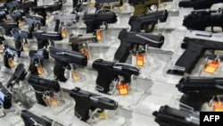 Senjata dijual di South Florida Gun Show di Dade County Fairgrounds di Miami. Senat AS pada Kamis (23/6) dengan mudah menyetujui sebuah RUU kekerasan senjata api bipartisan yang tampaknya tidak mungkin terjadi sebulan silam. (Foto: AFP)