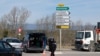 Les gendarmes bloquent l'accès à Trebes, où un homme a pris des otages dans un supermarché à Trebes, dans le sud-ouest de la France, le 23 mars 2018.