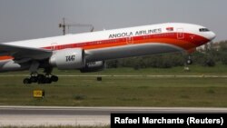 Un avion de la TAAG, compagnie nationale angolaise, décollant de l'aéroport de Lisbonne, Portugal, le 24 avril 2018. (Photo: REUTERS/Rafael Marchante)