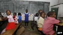 Des enfants zimbabwéens sont assis dans une salle de classe dans une école de Norton, à 55 km à l’ouest de Harare, le 28 janvier 2009 