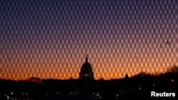 Sigurnosna ograda u blizini američkog Kapitola dok sunce izlazi u Washingtonu, 7. januara 2025.