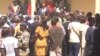 Vue de l'entrée principale de la salle d'audience du palais de justice de N'Djamena, Tchad, le 11 janvier 2018. (VOA/André Kodmadjingar)