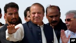 نوازشریف زیاته کړه دا عجیبه انصاف دی چې محکمې پخپلو پریکړو کې دچا اف شور کمپنۍ حلالې ګڼي اؤ دچا حرامې .
