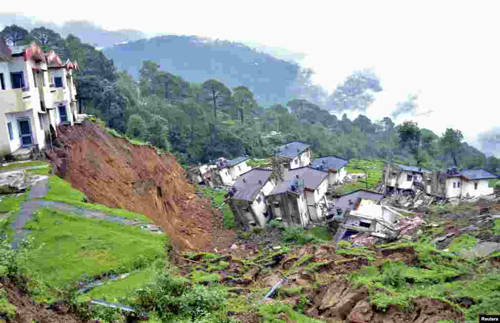 Rumah-rumah di perumahan tentara India terlihat rusak akibat tanah longsor yang dipicu oleh hujan deras di Tihra Lines dekat kota Dharamsala.