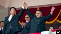 Sjevernokorejski lider Kim Jong Un sa visokim kineskim zvaničnikom Li Zhanshuom tokom vojne parade u Pjongjangu, 9. septembar 2018.