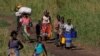 Après le passage du cyclone IdaiMaria Jofresse, 25 ans, se rend dans un camp pour personnes déplacées en compagnie de ses parents, John Segredo, près de Beira, au Mozambique, le 3 avril 2019.