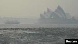 Sydney Opera House diselimuti kabut asap Australia, 10 Desember 2019. Hal tersebut terjadi akibat dari kebakaran hutan di New South Wales. (Foto: Reuters)