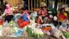 រូបឯកសារ៖ អ្នកលក់​បន្លែនៅតាមដងផ្លូវមួយនៅក្រុងហ្សាកាតា ប្រទេសឥណ្ឌូណេស៊ី កាលពីថ្ងៃទី០១ ខែមិថុនា ឆ្នាំ២០១០។ 