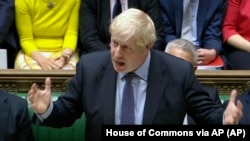 Le Premier ministre britannique Boris Johnson devant la Chambre des Communes.