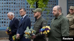 Ukrajinski ministar odbrane Rustem Umerov, ministar unutrašnjih poslova Ihor Klimenko, šef diplomatije Dmitro Kuleba i šef Evropske unije za spoljnu politiku Josep Borrell kod Zida sjećanja na pale branioce Ukrajine u Kijevu, 1. oktobra 2023.