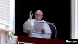 Papa Francis akiongoza sala ya Malaika wa Bwana kutoka dirishani kwake, Vatican, Juni 12, 2022.(Vatican media/Reuters).