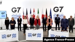 عکس یادگاری وزرای خارجه و توسعه کشورهای عضو گروه جی-٧ در روز پایانی نشست این گروه در لیورپول، بریتانیا. یکشنبه ٢١ آذر ۱۴۰۰