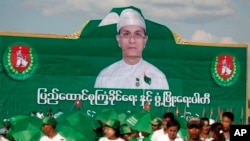 ၂၀၁၅ ခုနှစ် နိုဝင်ဘာလက ပြုလုပ်သော ပြည်ထောင်စု ကြံ့ခိုင်ရေးနှင့် ဖွံ့ဖြိုးရေး ပါတီ၏ မဲဆွယ် စည်းရုံးရေး လှုပ်ရှားမှု တစ်ခုကိုတွေ့ရစဉ်။ ဓါတ်ပုံ - (AP Photo/Khin Maung Win)