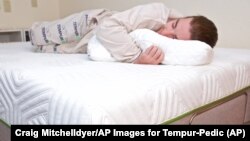 Perempuan yang tidur dengan lampu menyala di kamar tidur cenderung bertambah berat badan, menurut sebuah studi. 